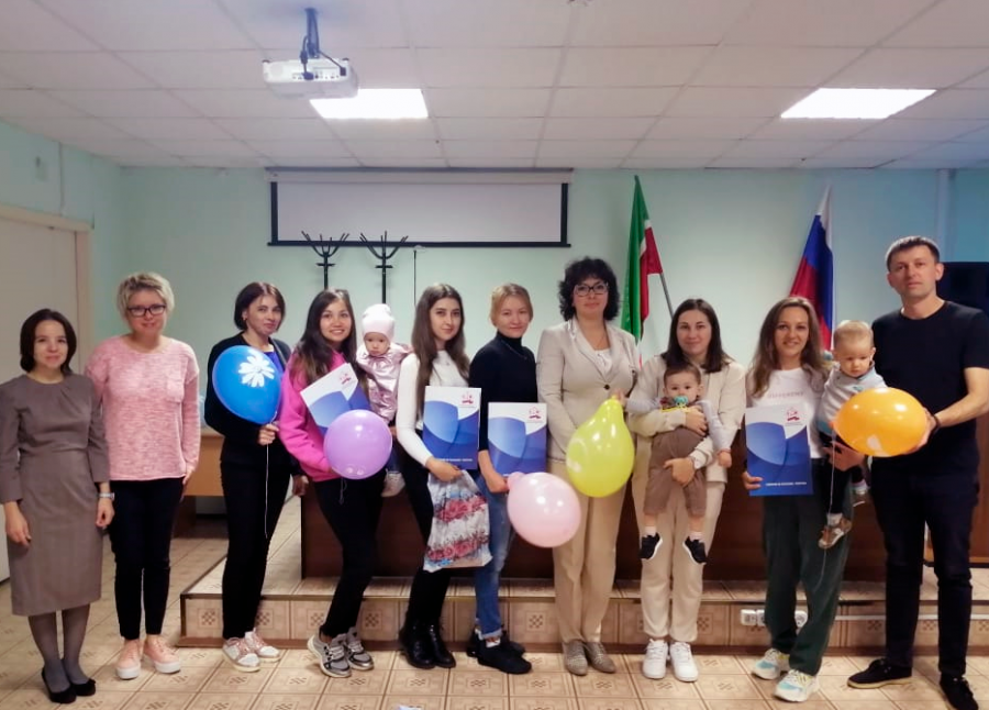 Торжественное вручение сертификатов на материнский капитал в УПФР в Приволжском районе г. Казани
